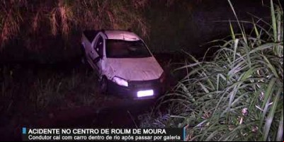 Condutor cai com carro dentro de rio após ar por galeria