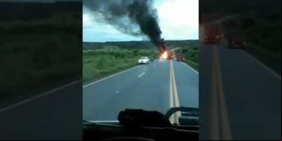 Para evitar colisão, motorista sai da pista, tomba e carreta pega fogo próximo ao São...
