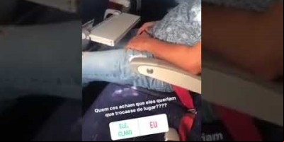  Homem se masturba ao lado de ageira em avião e ninguém faz nada - VÍDEO